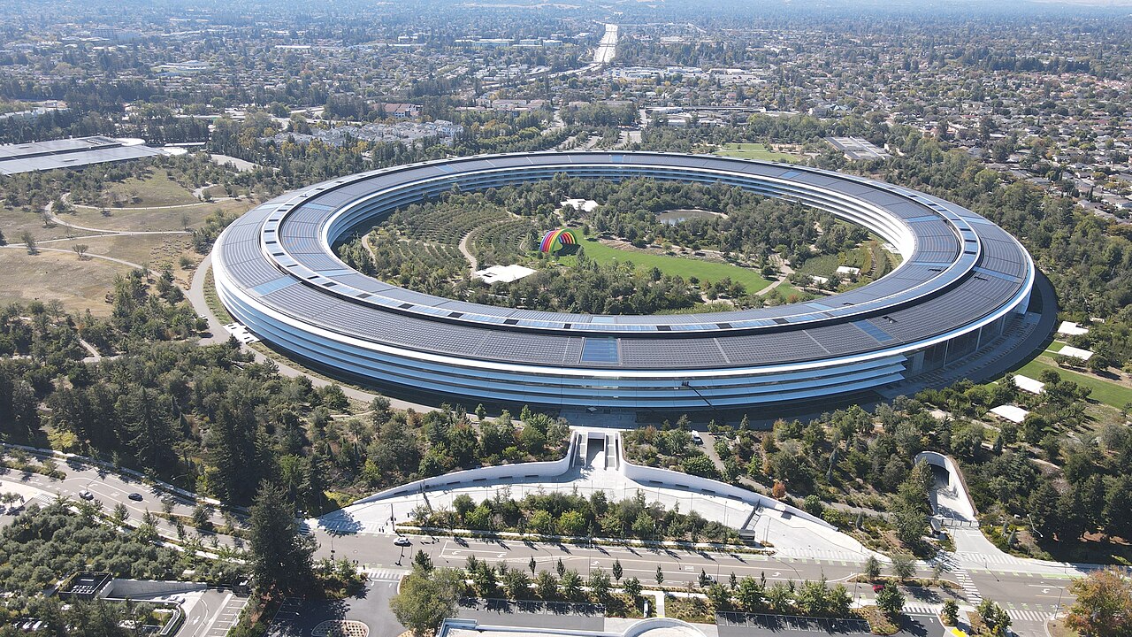 Aerial photograph of Apple Park, Apple's circular headquarters building in Cupertino, California