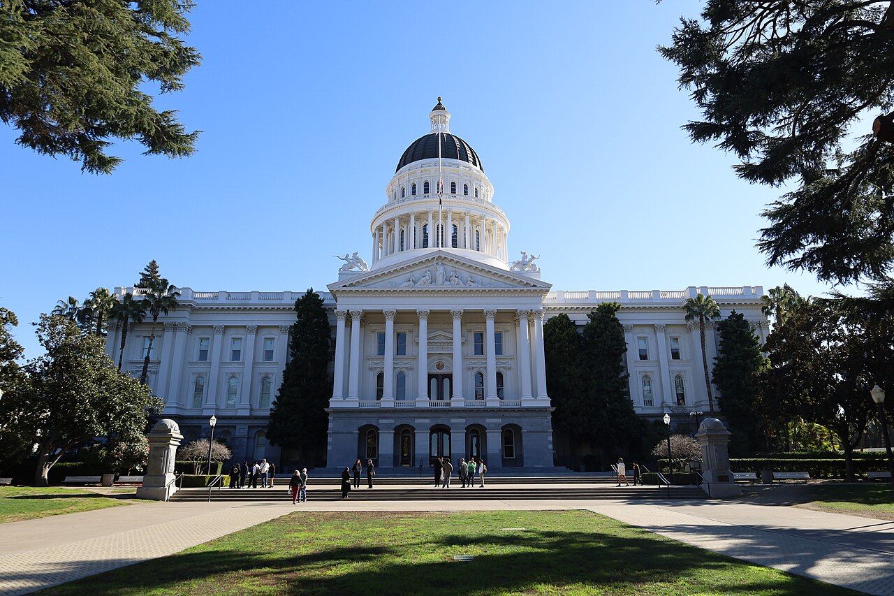 Front facade of the California State Capitol building in Sacramento, with its white dome and Corinthian columns