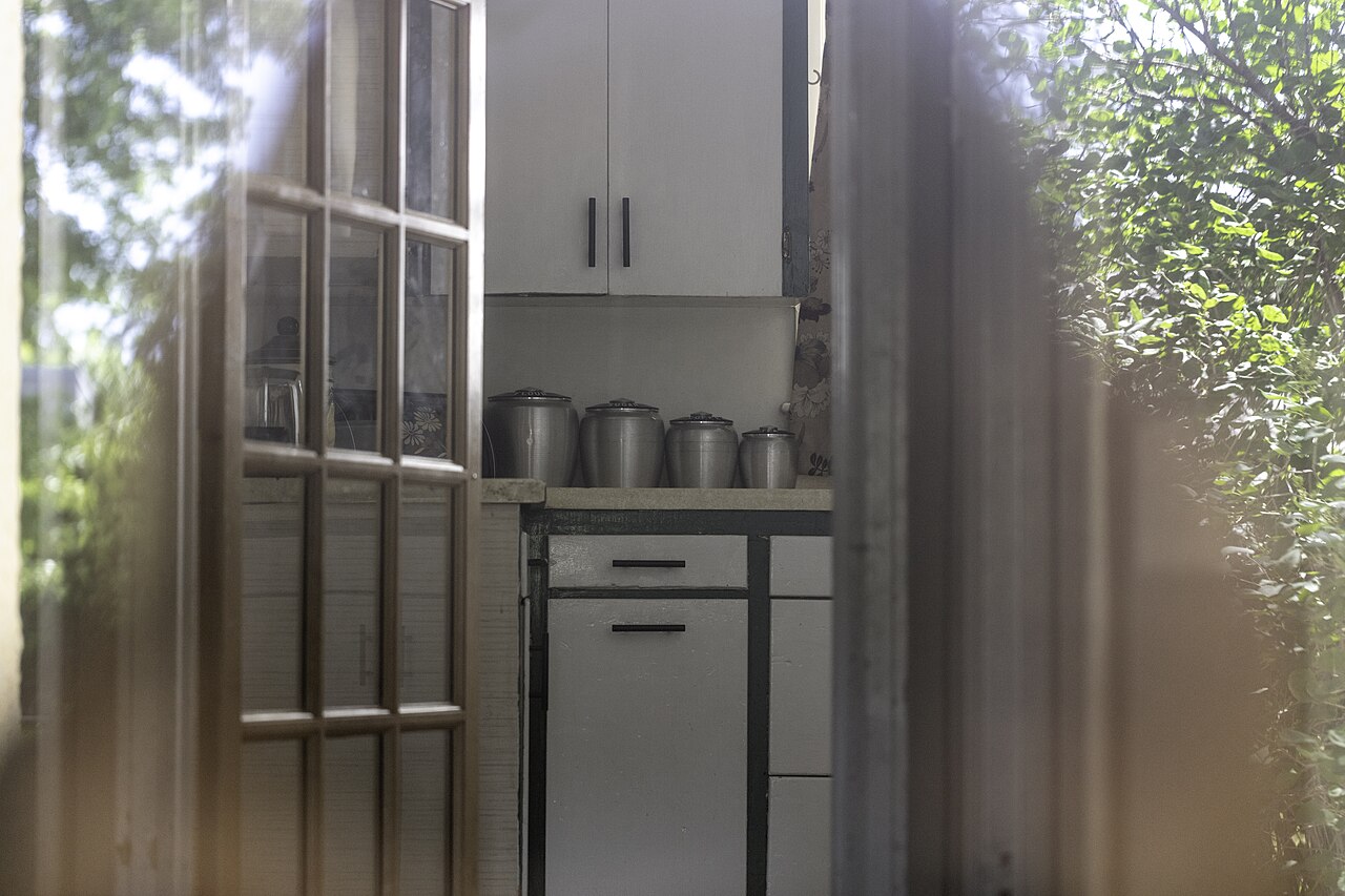 An ordinary domestic kitchen, the kind of unstructured environment HomeBody was tested in