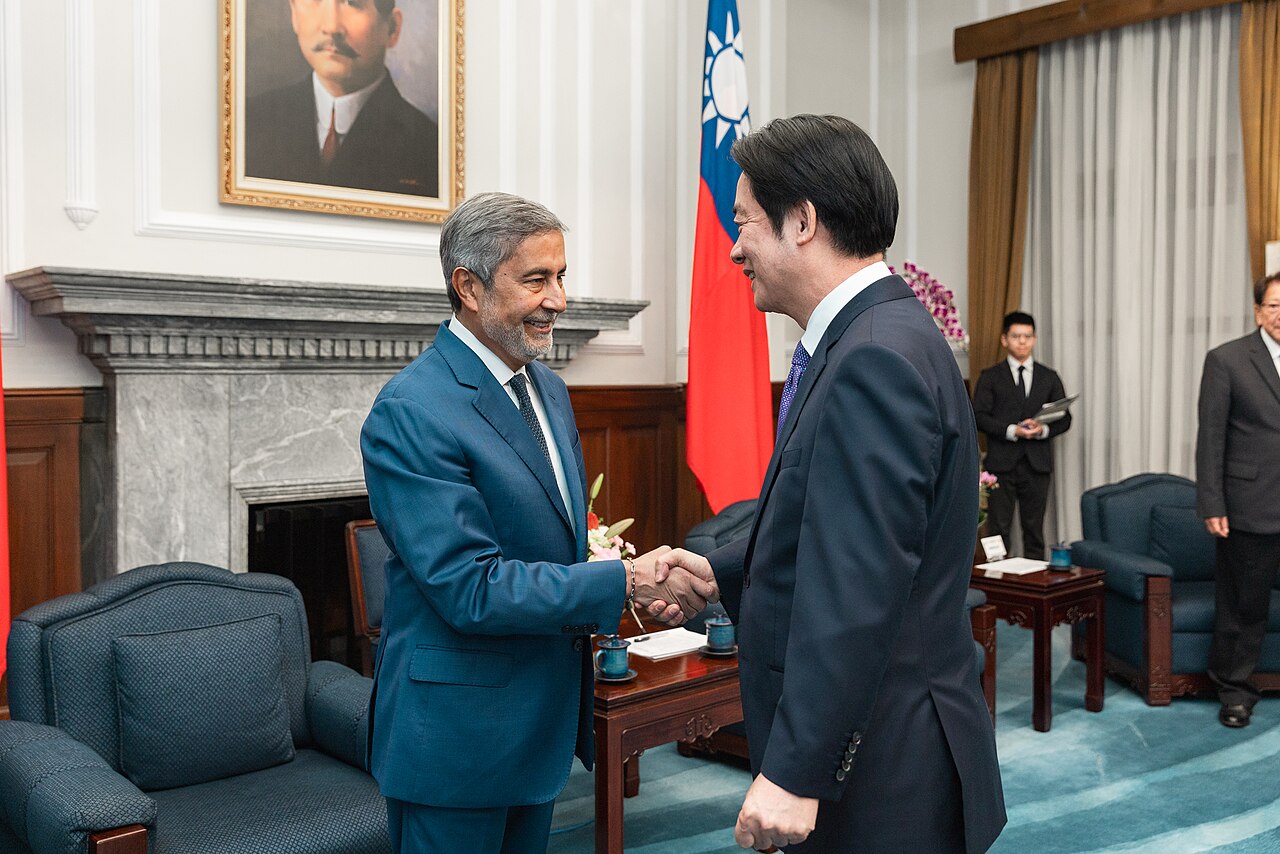 Micron CEO Sanjay Mehrotra shaking hands with Taiwan's president at the Presidential Office