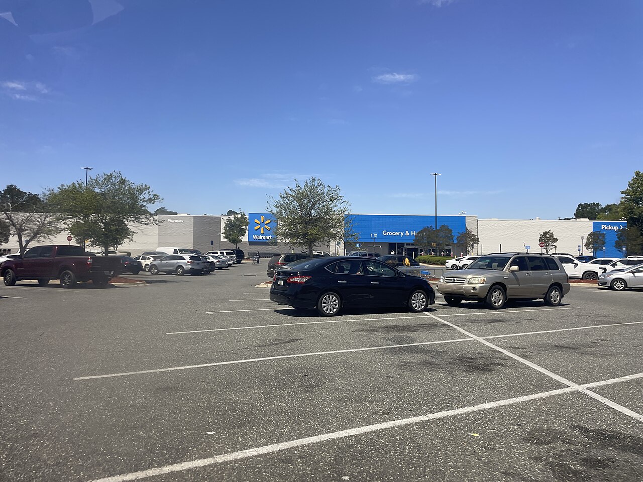 Exterior of a Walmart Supercenter in Quincy, Florida, seen across a parking lot
